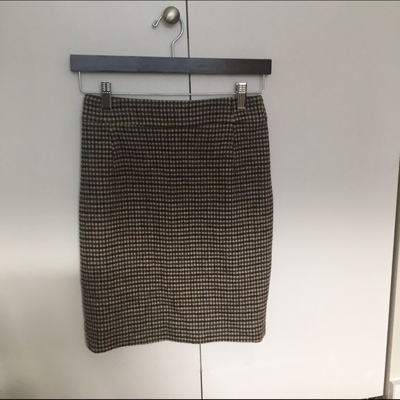 Theory wool pencil skirt in houndstooth pattern.