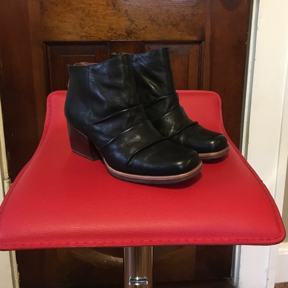 Size 8 KORK-EASE Black Leather Booties