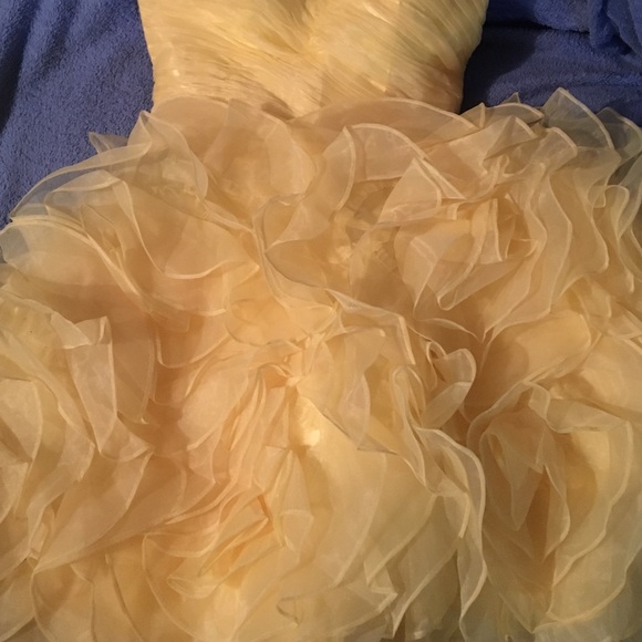 Yellow prom dress - Picture 2 of 4