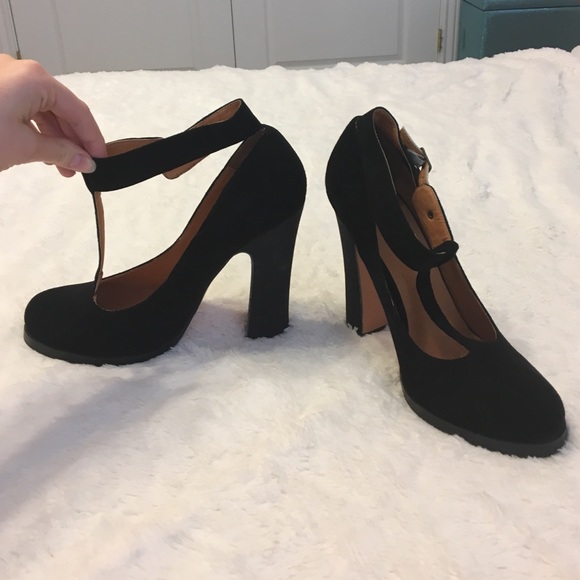 N.Y.L.A Black suede high heels with strap
