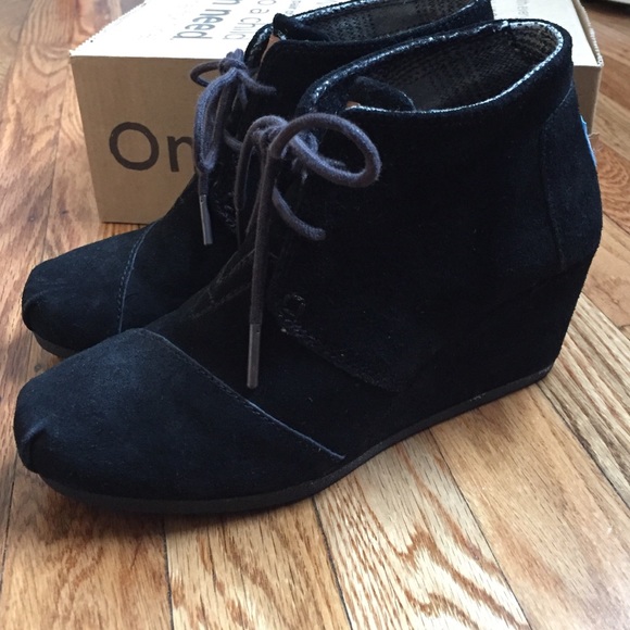 TOMS Black suede desert wedges Sz 6