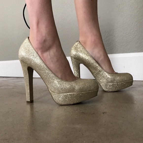 G By Guess Pumps