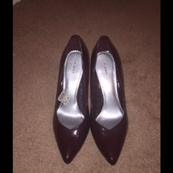 8 wide width Pumps great condition