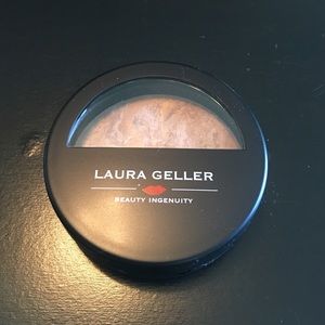 Laura Geller Balance-N-Brighten Foundation