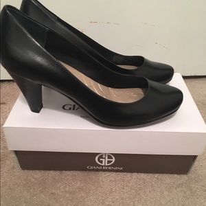 Giani Bernini Black Pumps