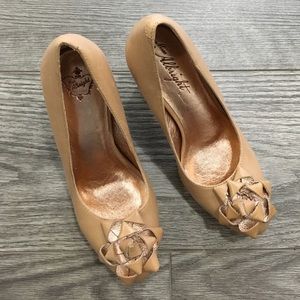 Nude pumps w/ cute bow detail - never worn
