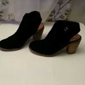 Black suede bootued, 2 in heal