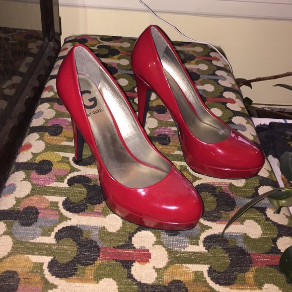 Red Guess pumps