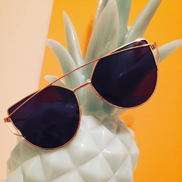 Sharp N' Sexy Sunglasses 😎 - Picture 2 of 4