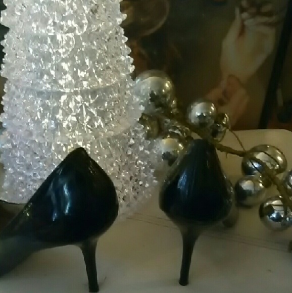 Chic Classic Heels - Picture 2 of 4