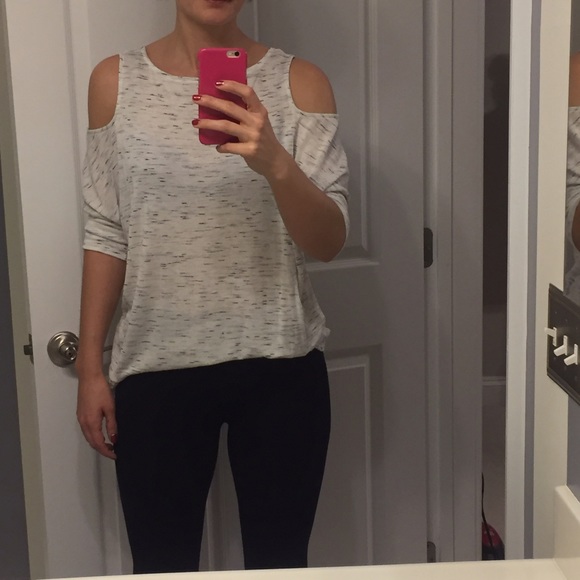 💕1 LEFT💕White & black cold shoulder top - Picture 2 of 3