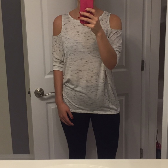 💕1 LEFT💕White & black cold shoulder top - Picture 3 of 3