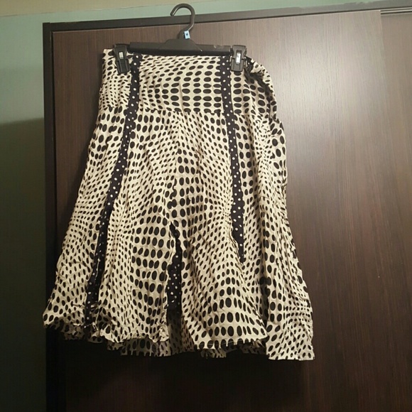 Dainty, creme and black-black and creme skirr.