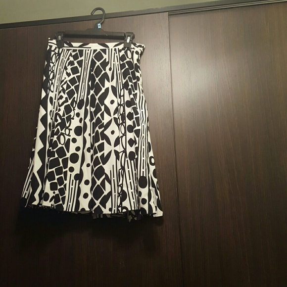 Creme and black pattern skirt. Size 8.