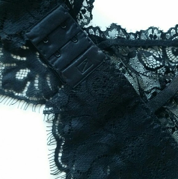 💙Host Pick!💙 Black Eyelash Lace Bralette - Picture 2 of 4