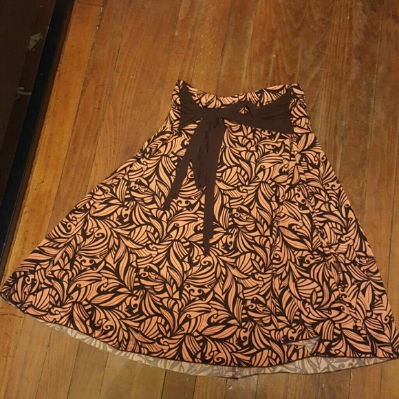 Peach and dark brown skirt. Awesome contrast.