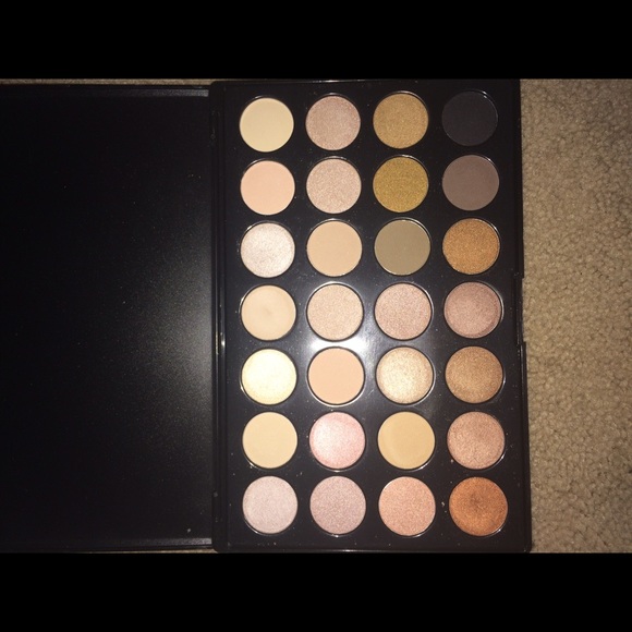 Shimmer and matte eyeshadow Pallet