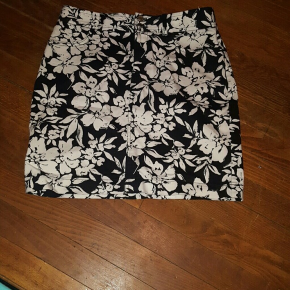 Cute black and white flower skirt.