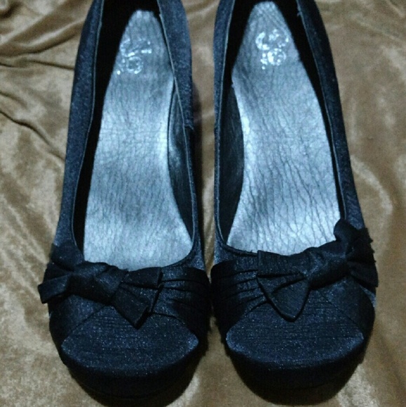 Black heels with bow