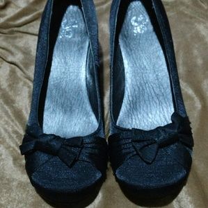 Black heels with bow