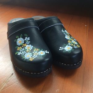 Olsson hand-painted wooden clogs (41)
