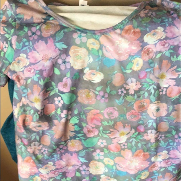 LuLaRoe XS Classic Tee