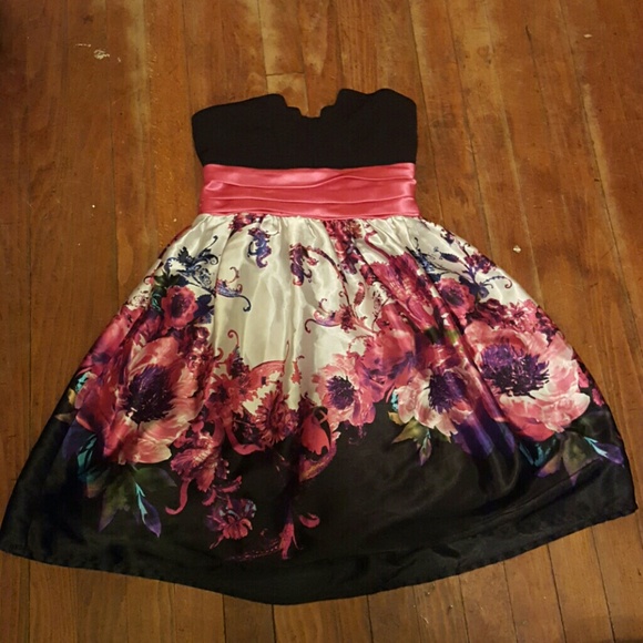 Cute strapless party dress. Size Small.