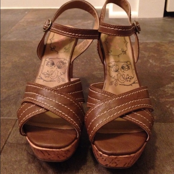 Brown leather wedge sandals with white stitching. - Picture 2 of 2