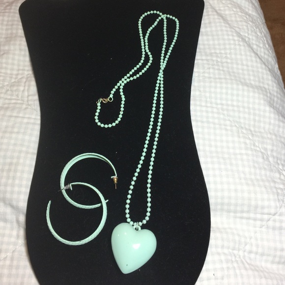 Vintage 80s era. Necklace and earrings.