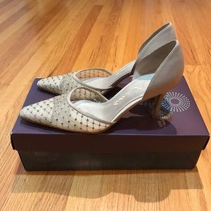 Translucent sparking lace pump
