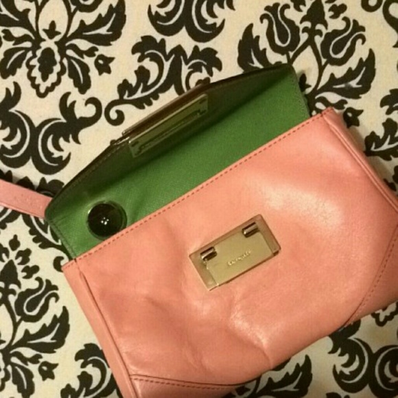 Kate Spade
Alexa Petal Pink Wristlet - Picture 1 of 4