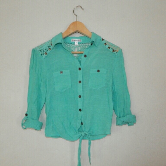 Cute cropped button up shirt - Picture 1 of 1
