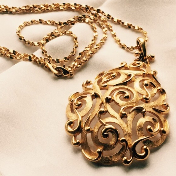 Filigree Gold Oval Trifari Drop Pendant Necklace