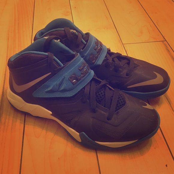 Nike Lebron's - Picture 1 of 4