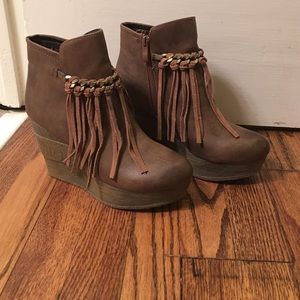 Sbicca Fringed Wedge 6.5