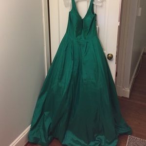 NWT Emerald Sherri Hill Floor Length Dress