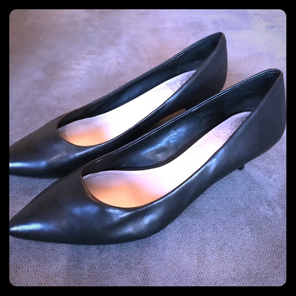 Leather pointy toe low heel pump