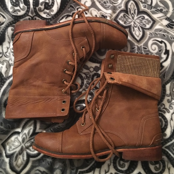 SALE!! Tan multiwear combat boots Size 9!