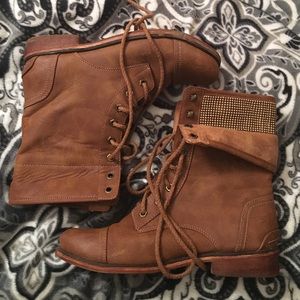 SALE!! Tan multiwear combat boots Size 9!