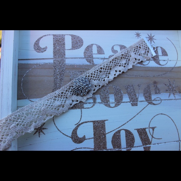 Victorian Lace Choker with Jewel Embellishment - Picture 3 of 4