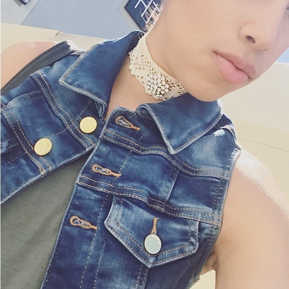 Victorian Lace Choker with Jewel Embellishment - Picture 4 of 4