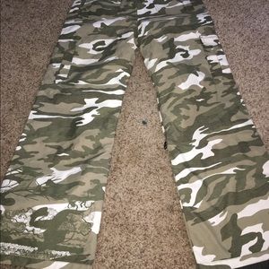NWOT Roxy camo snowboarding pants