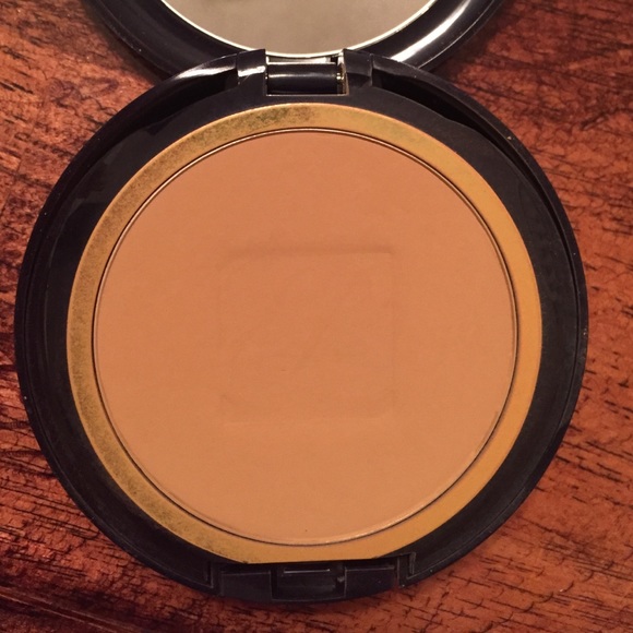 Estée Lauder double wear compact powder