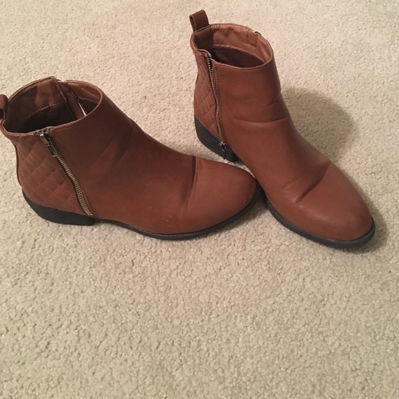Super super cute short booties with a tiny heel