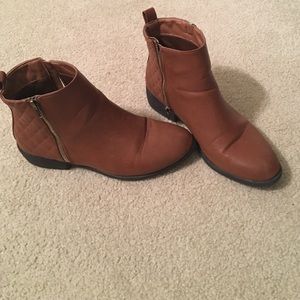 Super super cute short booties with a tiny heel
