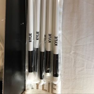 ONE kylie cosmetics brush set