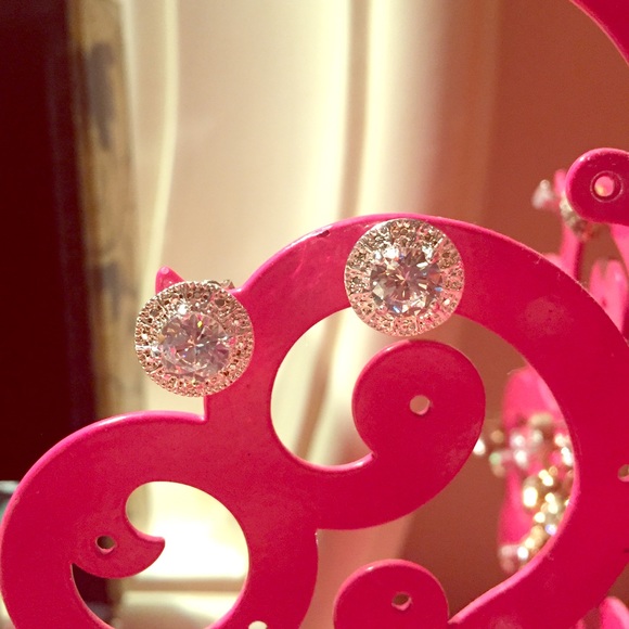 NWOT Gorgeous Crystal Earrings