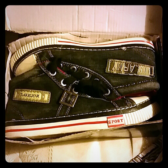 Boys shoes  size 4 not 5 - Picture 1 of 1