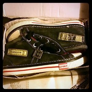 Boys shoes  size 4 not 5