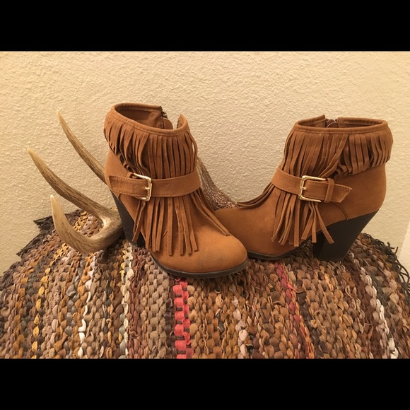 5.5 ankle boots. Super cute with fringe!❤️❤️❤️